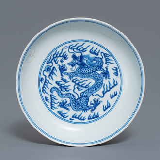 Une assiette en porcelaine de Chine en bleu et blanc à décor d'un dragon, marque et époque de Qianlong