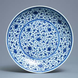 Un plat en porcelaine de Chine bleu et blanc à décor de rinceaux floraux de style Ming, Qianlong