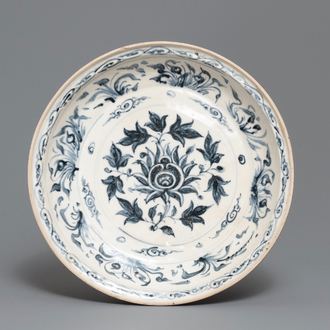 A Vietnamese blue and white 'lotus' dish, 15th C.