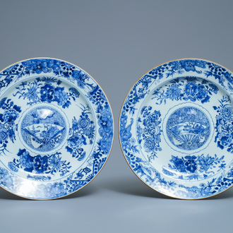 Une paire de plats en porcelaine de Chine en bleu et blanc aux centres bombés, Kangx