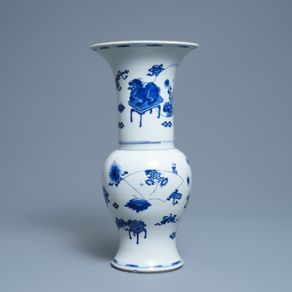 Een Chinese blauw-witte yenyen vaas met kostbaarheden en mythische dieren, Kangxi