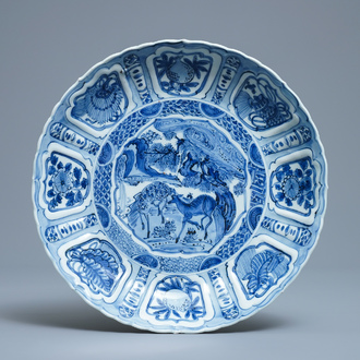 Un plat en porcelaine de Chine en bleu et blanc de type kraak à décor de cerfs, Wanli