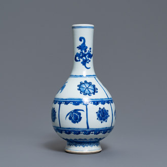 Een Chinese blauw-witte flesvormige vaas, Kangxi