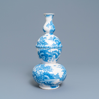 Een fraaie blauw-witte Delftse knobbelvaas met chinoiserie decor, laatste kwart 17e eeuw