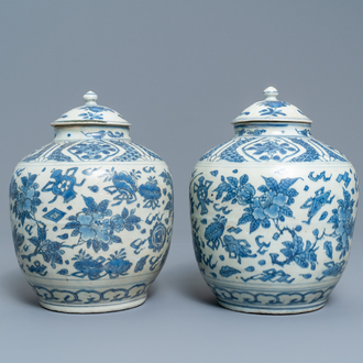 Une paire de vases couverts en porcelaine de Chine en bleu et blanc à décor floral, épave du Hatcher cargo, époque Transition