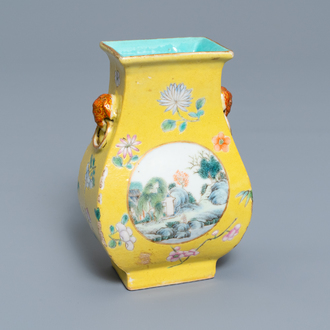 Un vase en porcelaine de Chine famille rose à fond jaune, 19/20ème