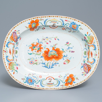 Un grand plat de forme ovale en porcelaine de Chine famille rose à décor 'Pompadour', Qianlong