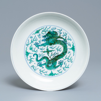 Une coupe en porcelaine de Chine famille verte à décor d'un dragon, marque de Yongzheng, 19/20ème