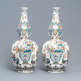 Une paire de grands vases en faïence de Delft en palette cachemire, vers 1700