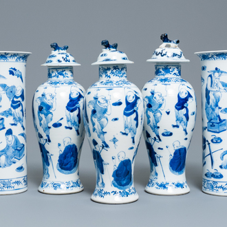 Une garniture de cinq vases en porcelaine de Chine en bleu et blanc, marque de Kangxi, 19ème