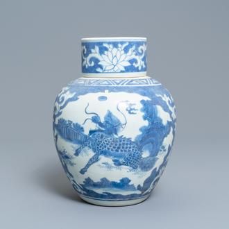 Un pot couvert en porcelaine de Chine en bleu et blanc à décor d'animaux mythiques, épave du Hatcher cargo, époque Transition