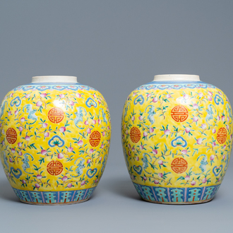 Une paire de pots en porcelaine de Chine famille rose à fond jaune, marque de Qianlong, 19ème