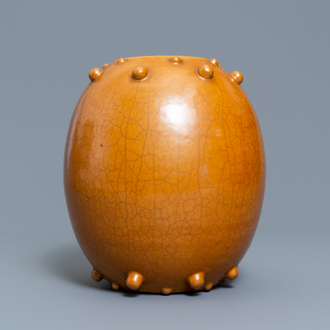 Un pot en porcelaine de Chine brun monochrome, 19ème