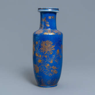 Un vase de forme rouleau en porcelaine de Chine bleu poudré et doré, 19ème