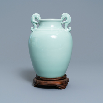 Un vase en porcelaine de Chine céladon monochrome aux anses en forme de dragons, marque de Qianlong, 19/20ème