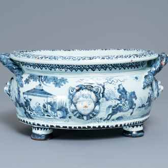 Une jardinière en faïence de Delft en bleu et blanc à décor de chinoiserie, fin du 17ème