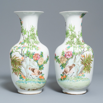 Une paire de vases en porcelaine de Chine qianjiang cai à décor de cailles et bambou, 19/20ème