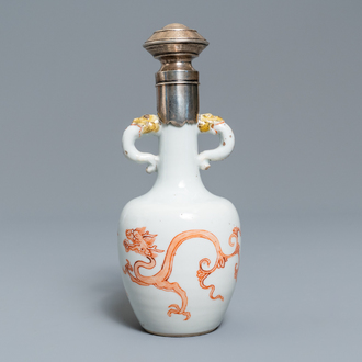 Un vase en porcelaine de Chine à monture en argent à décor d'un dragon et un phénix en rouge de fer, Kangxi