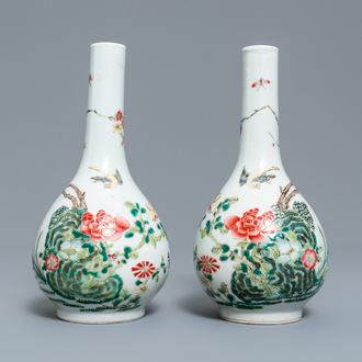 Une paire de vases de forme bouteille en porcelaine de Chine famille rose, 19ème