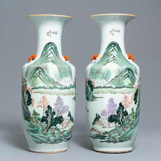 Une paire de vases en porcelaine de Chine qianjiang cai à décor de paysages, 19/20ème