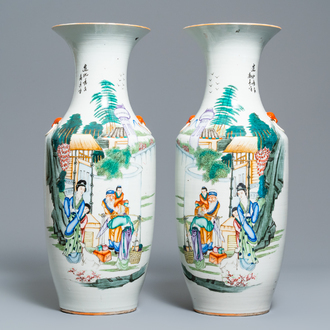 Une paire de vases en porcelaine de Chine famille rose à décor de figures dans un jardin, 19/20ème
