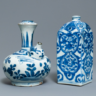 Une bouteille de forme carrée et un kendi en porcelaine de Chine en bleu et blanc, Ming