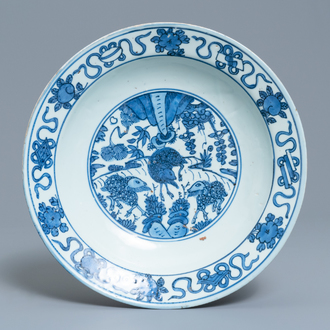Un plat en porcelaine de Chine en bleu et blanc à décor de trois béliers, Jiajing