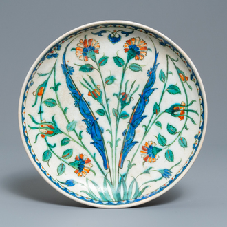 Un plat polychrome en céramique d'Iznik à décor floral, Turquie, fin du 16ème