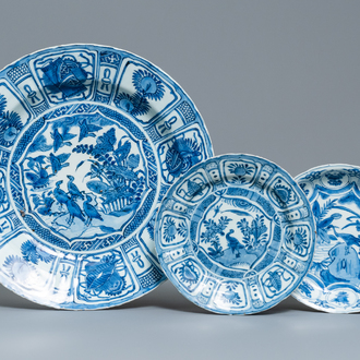 Un plat et deux assiettes en porcelaine de Chine en bleu et blanc de type kraak à décor de canards, Wanli