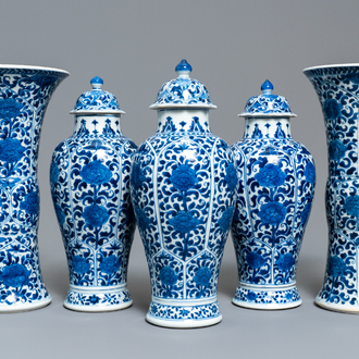 Une garniture de cinq vases en porcelaine de Chine en bleu et blanc à décor floral, Kangxi