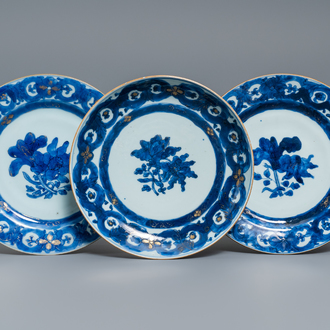 Trois assiettes en porcelaine de Chine en bleu et blanc rehaussé d'or, Qianlong