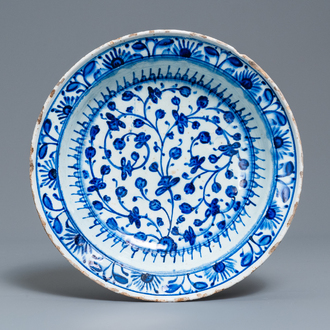 Un plat en céramique d'Iznik en bleu et blanc à décor floral, Turquie, fin du 16ème