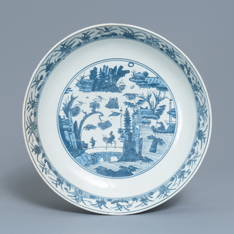 Un plat en porcelaine de Chine en bleu et blanc à décor d'un paysage, Jiajing
