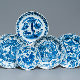 Vijf Chinese blauw-witte kraakporseleinen borden met herten en sprinkhanen, Wanli
