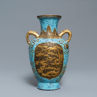 Un vase en porcelaine de Chine 'robin's egg', marque de Qianlong, 19/20ème
