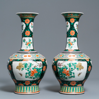 Une paire de vases de forme bouteille en porcelaine de Chine famille verte, 19ème