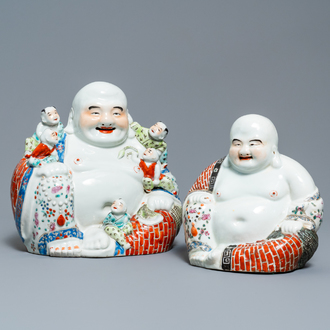 Deux figures de Bouddha en porcelaine de Chine famille rose, 19/20ème