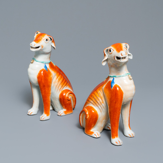 Une paire de modèles de chiens en porcelaine de Chine pour l'exportation, Qianlong