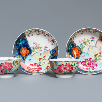Une paire de tasses et soucoupes en porcelaine de Chine famille rose à décor 'Feuille de tabac', Qianlong