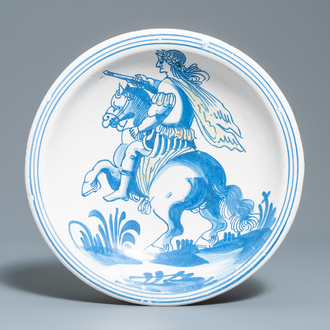 Een blauw-witte en gele Delftse of Friese majolica schotel met een Romeinse keizer te paard, 17e eeuw