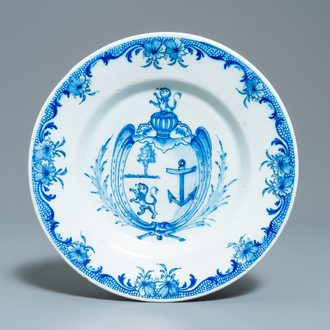 Een blauw-wit Delfts bord met een alliantiewapen, ca. 1800