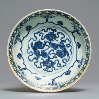 Un plat en porcelaine de Chine en bleu et blanc, marque Da Ming Nian Zhao, Jiajing