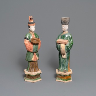 Twee Chinese polychrome aardewerken grafbeelden, Ming