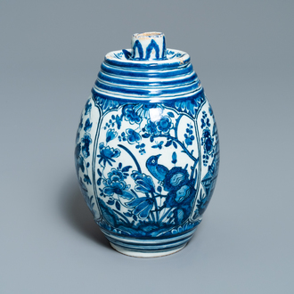 Een blauw-witte Delftse tonvormige jeneverfles met chinoiserie decor, gedateerd 1711