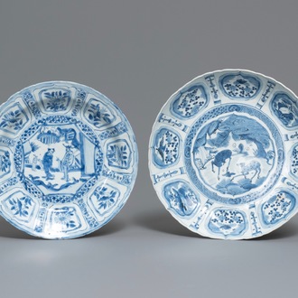 Twee Chinese blauw-witte kraakporseleinen schotels met herten en figuren, Wanli
