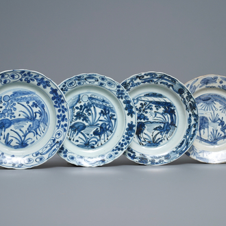 Quatre assiettes en porcelaine de Chine en bleu et blanc de type kraak à décor de cerfs, Wanli