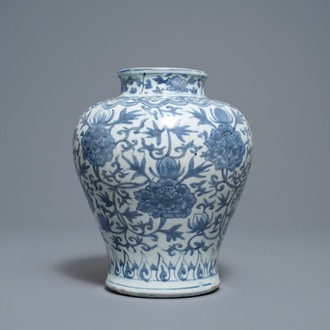 Een Chinese blauw-witte vaas met lotusslingers, 19/20e eeuw