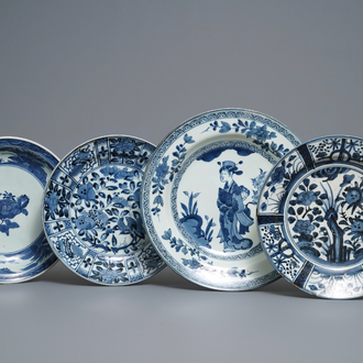 Quatre plats en porcelaine Arita en bleu et blanc, Japon, Edo, 17/18ème