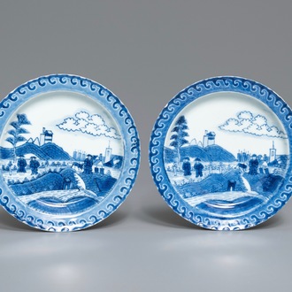 Une paire d'assiettes en porcelaine de Chine en bleu et blanc à décor 'Scheveningen' ou 'Nabeshima', Kangxi