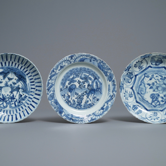Drie Chinese blauw-witte kraakporseleinen borden met herten en bloemen, Wanli